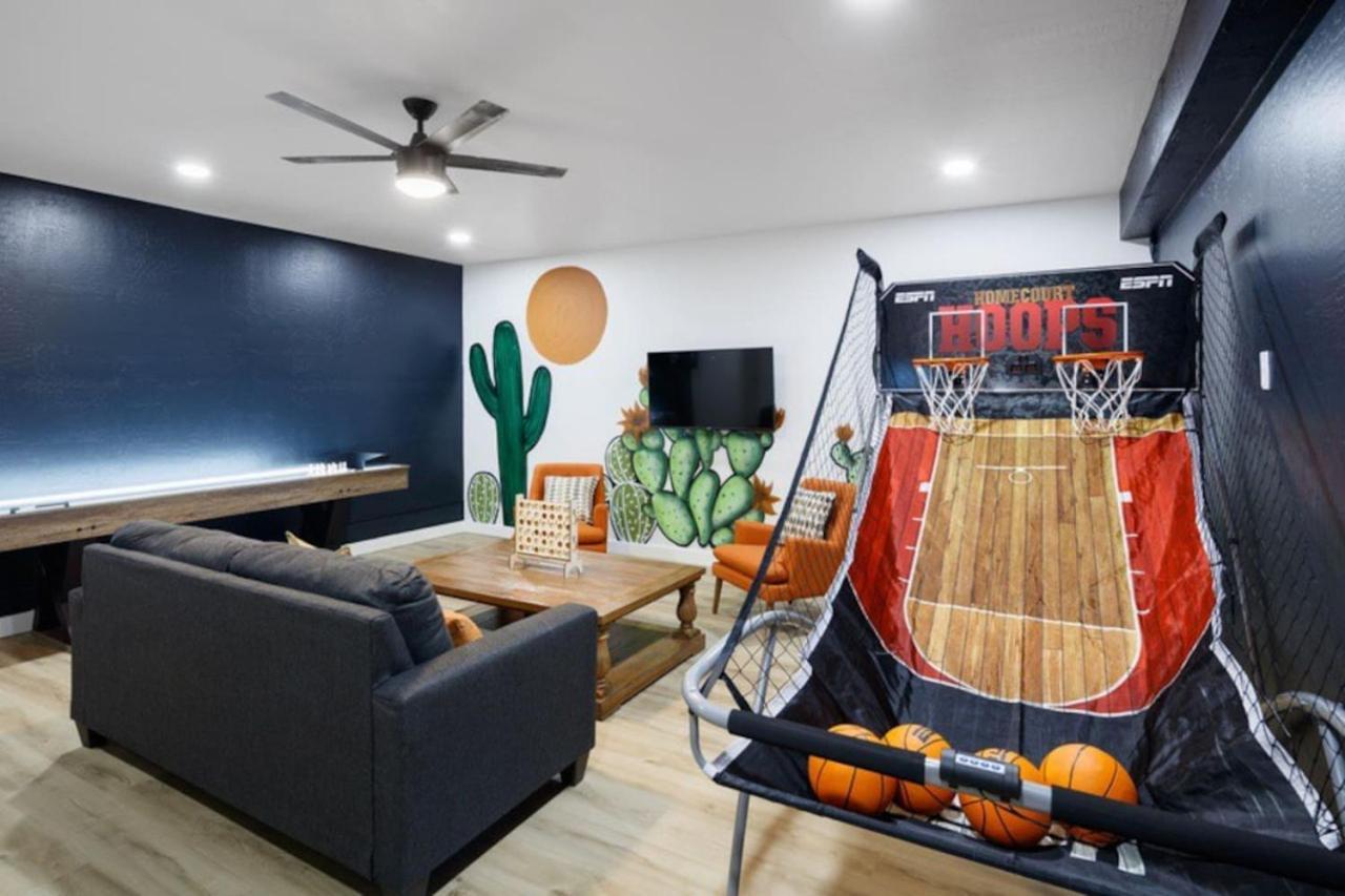 Multi-million Dollar Estate, Pickle Ball, Heated Pool Holiday home *